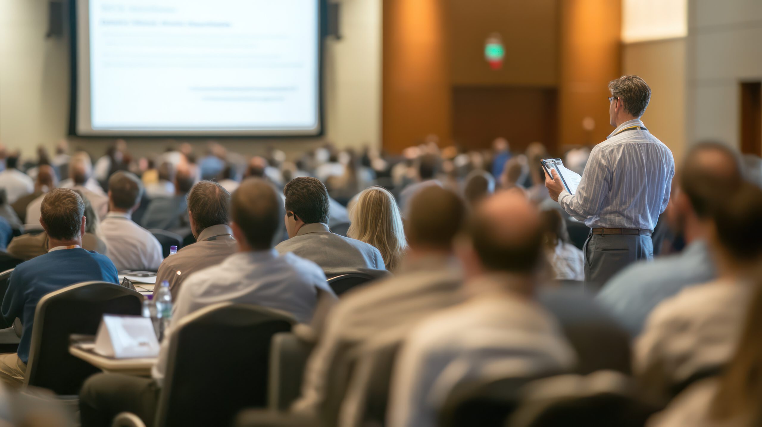 Unternehmer sitzen in einem Konferenzraum